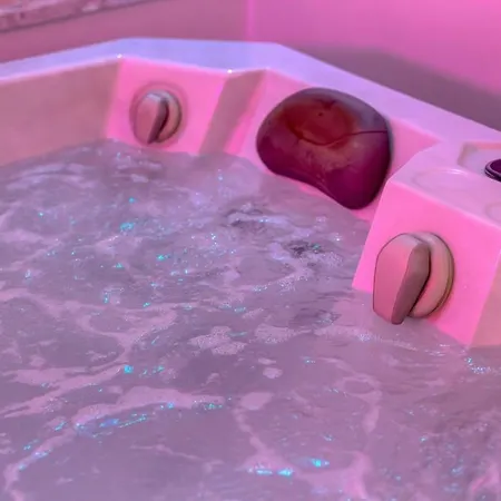 Dalikyda La Tentation Jacuzzi Cinema Elegant アパート *